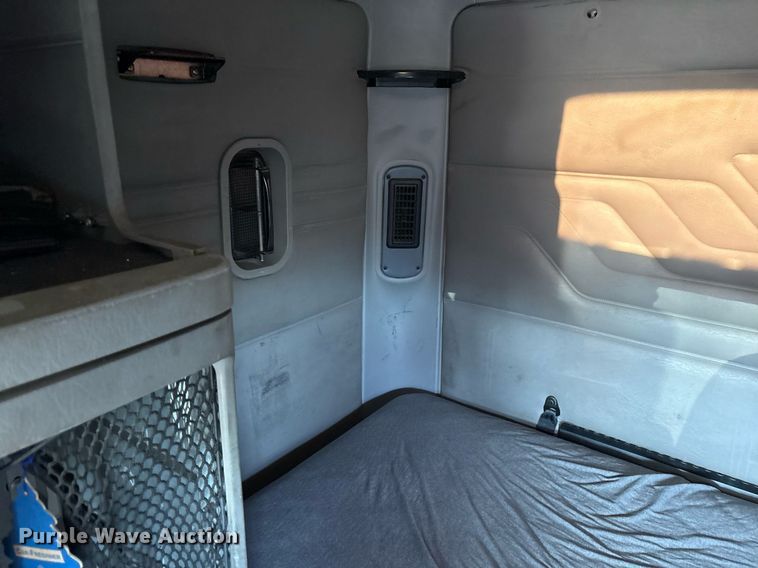 image for item OK9451 2005 Freightliner Century Class  semi truck