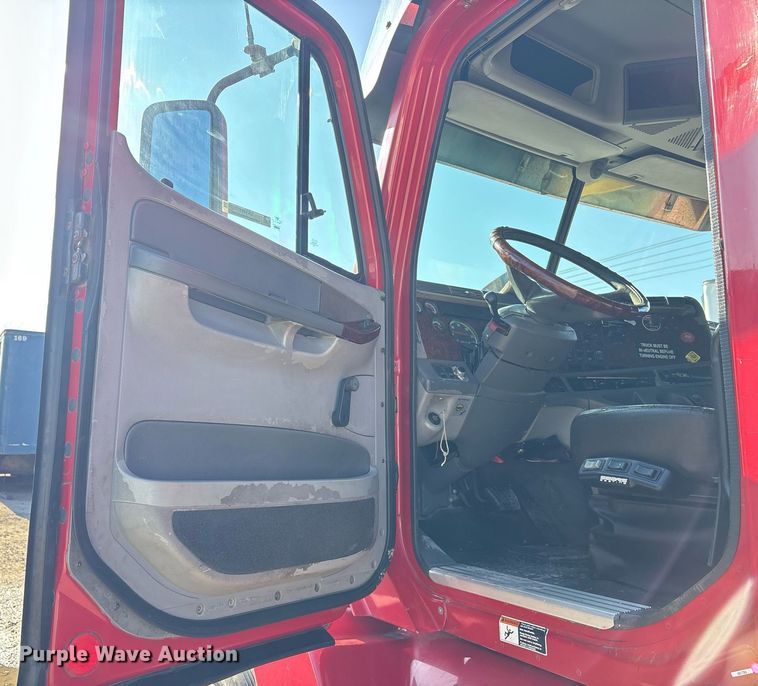 image for item OK9451 2005 Freightliner Century Class  semi truck