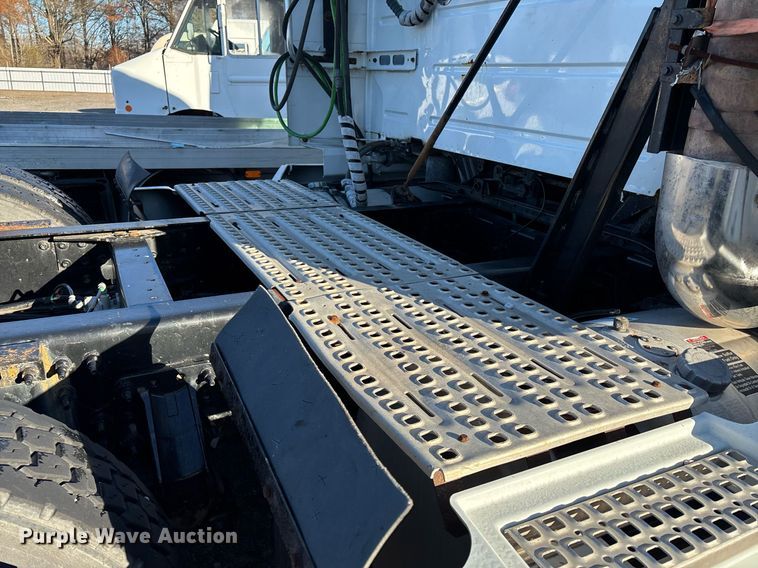 image for item YA0163 2012 Volvo VNL semi truck