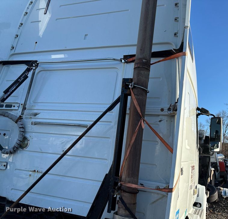 image for item YA0163 2012 Volvo VNL semi truck