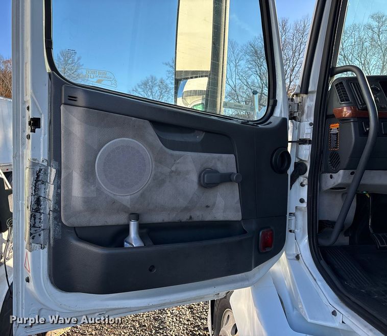 image for item YA0163 2012 Volvo VNL semi truck