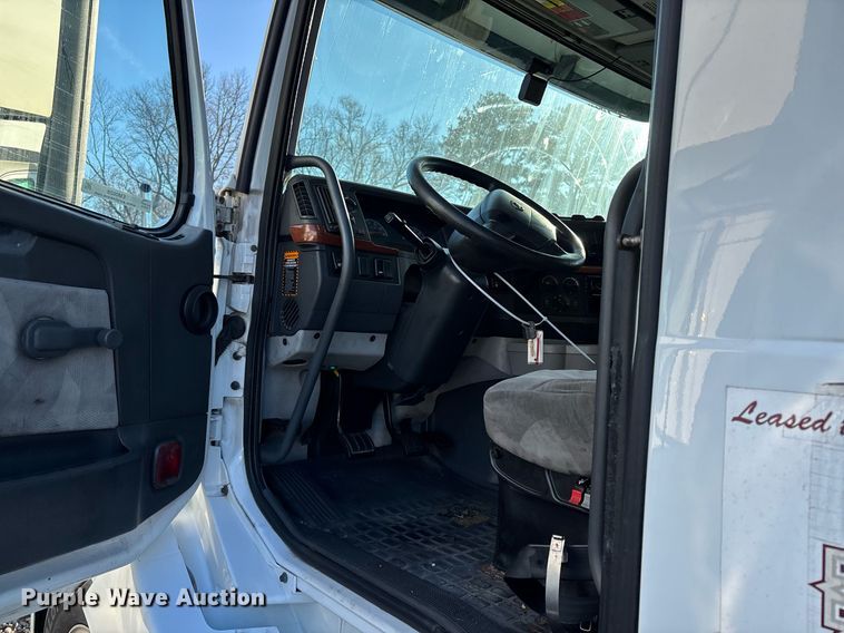 image for item YA0163 2012 Volvo VNL semi truck