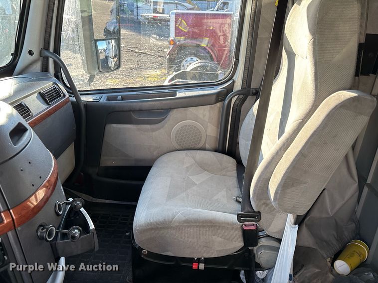 image for item YA0163 2012 Volvo VNL semi truck