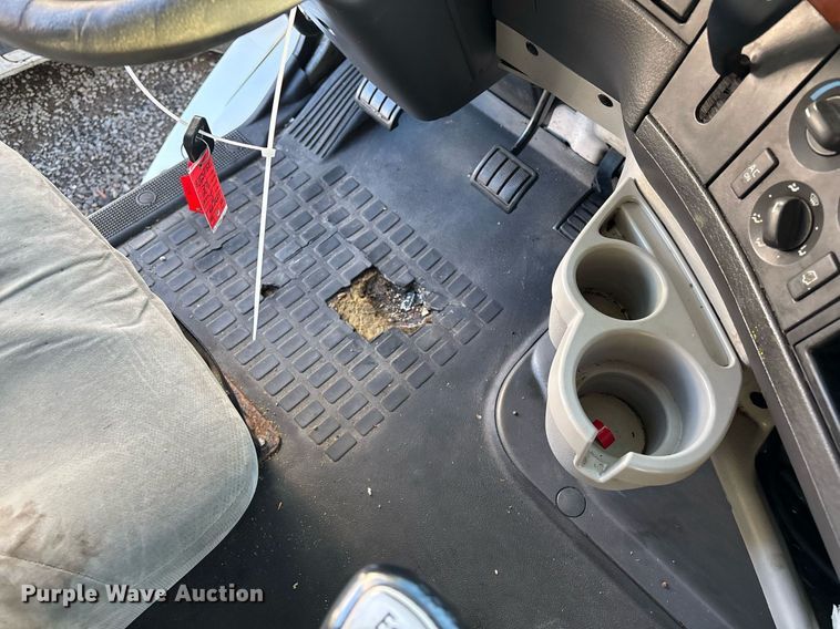 image for item YA0163 2012 Volvo VNL semi truck