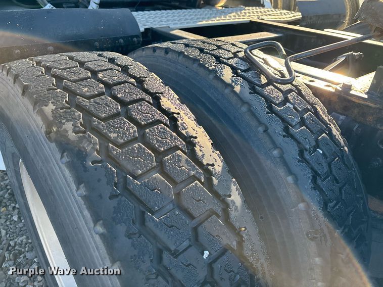 image for item YA0163 2012 Volvo VNL semi truck