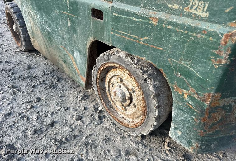 image for item DH9227 Clark C500 forklift