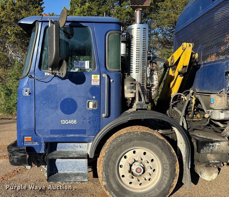 image for item DO2584 2013 AutoCar Xpeditor refuse truck