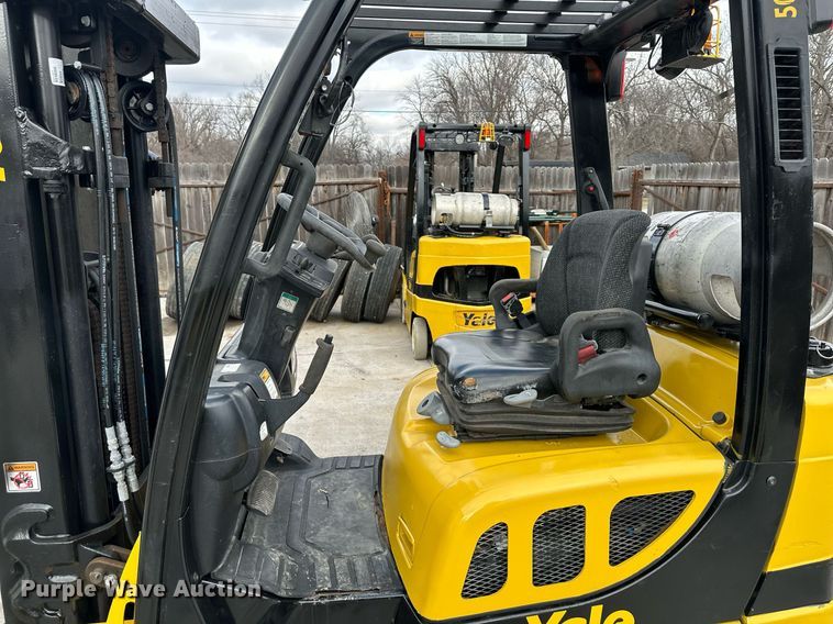 image for item DQ6564 Yale Veracitor 50VX forklift