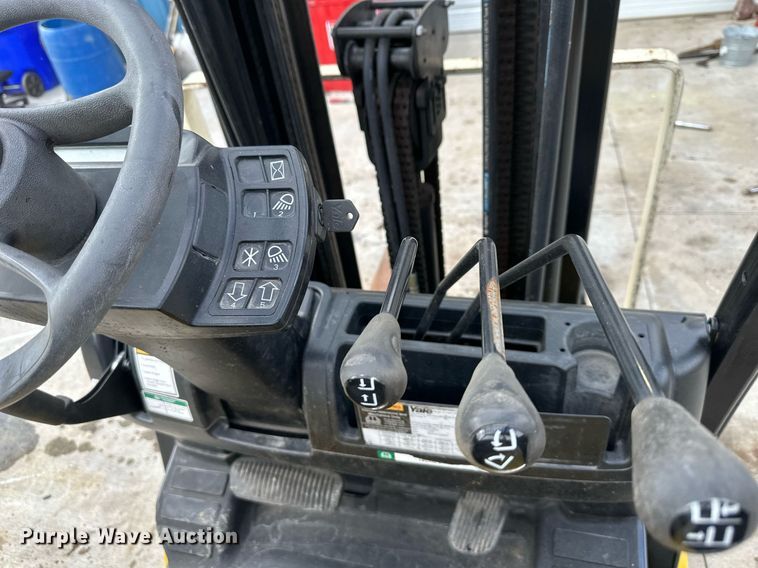image for item DQ6564 Yale Veracitor 50VX forklift