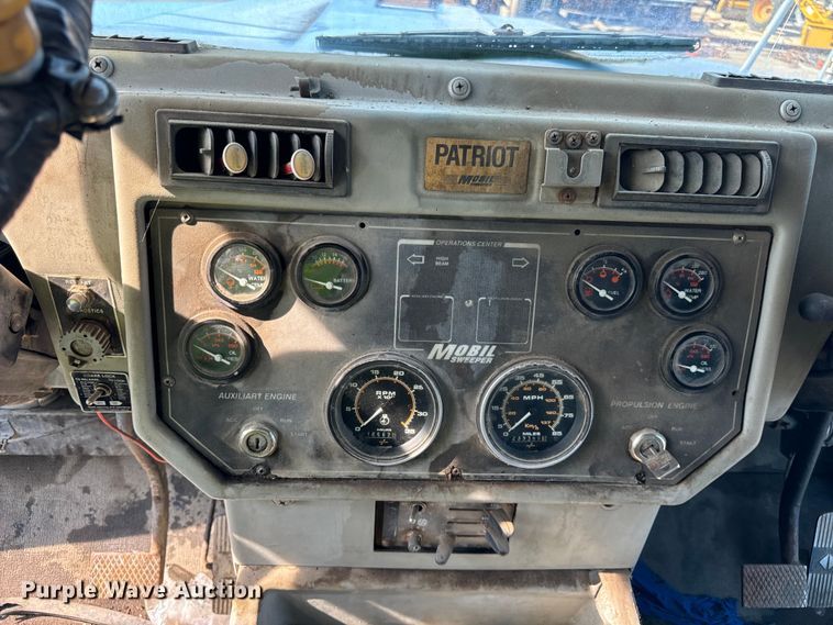 image for item DV5801 1999 Athey street sweeper truck