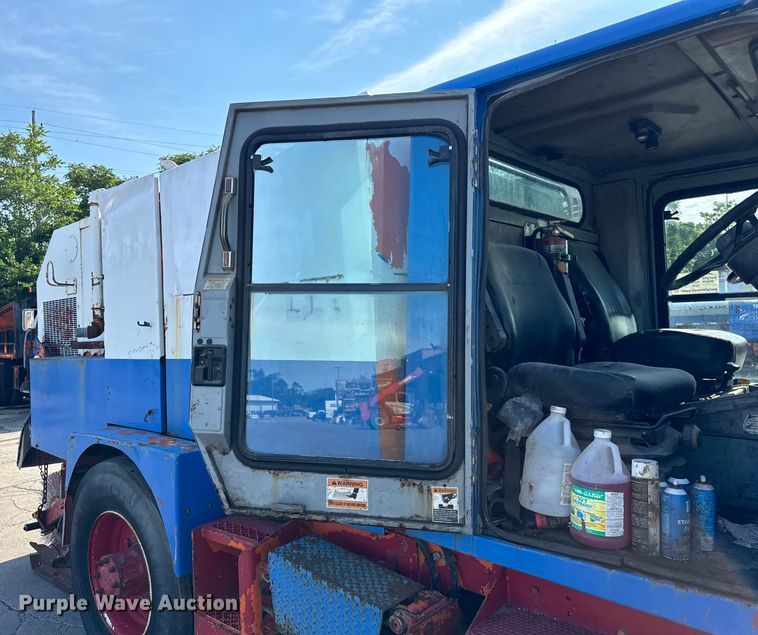 image for item DV5801 1999 Athey street sweeper truck