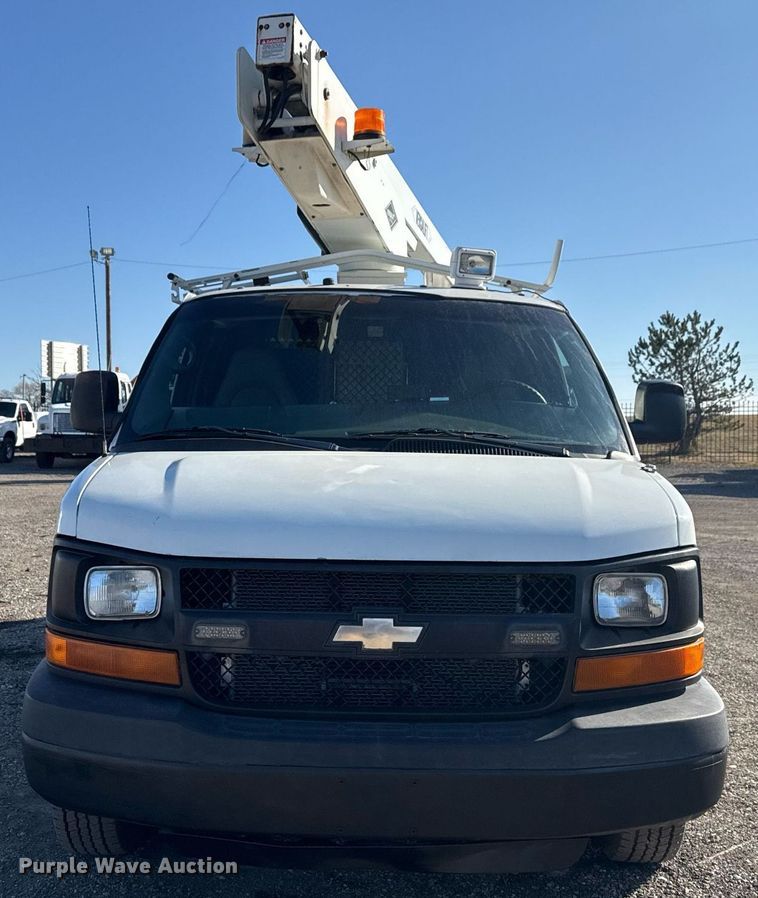 image for item EG2385 2007 Chevrolet  Express 3500 van with bucket lift