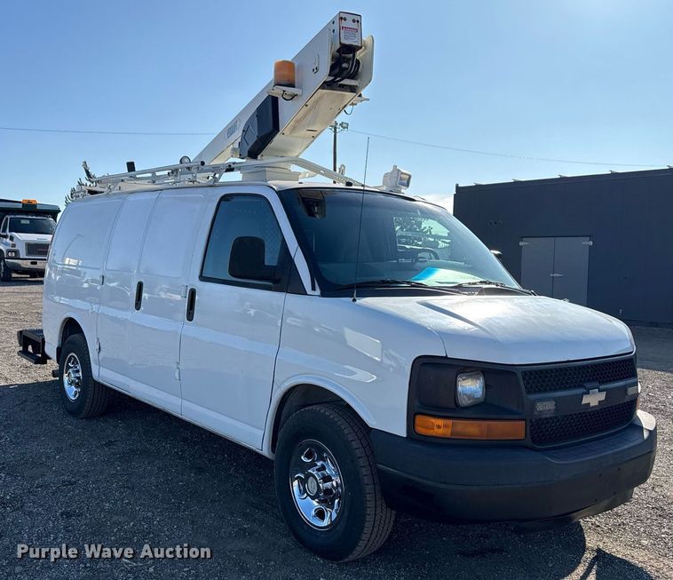 image for item EG2385 2007 Chevrolet  Express 3500 van with bucket lift
