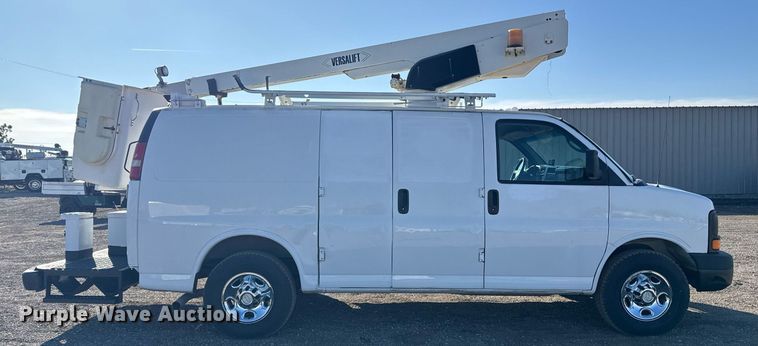 image for item EG2385 2007 Chevrolet  Express 3500 van with bucket lift