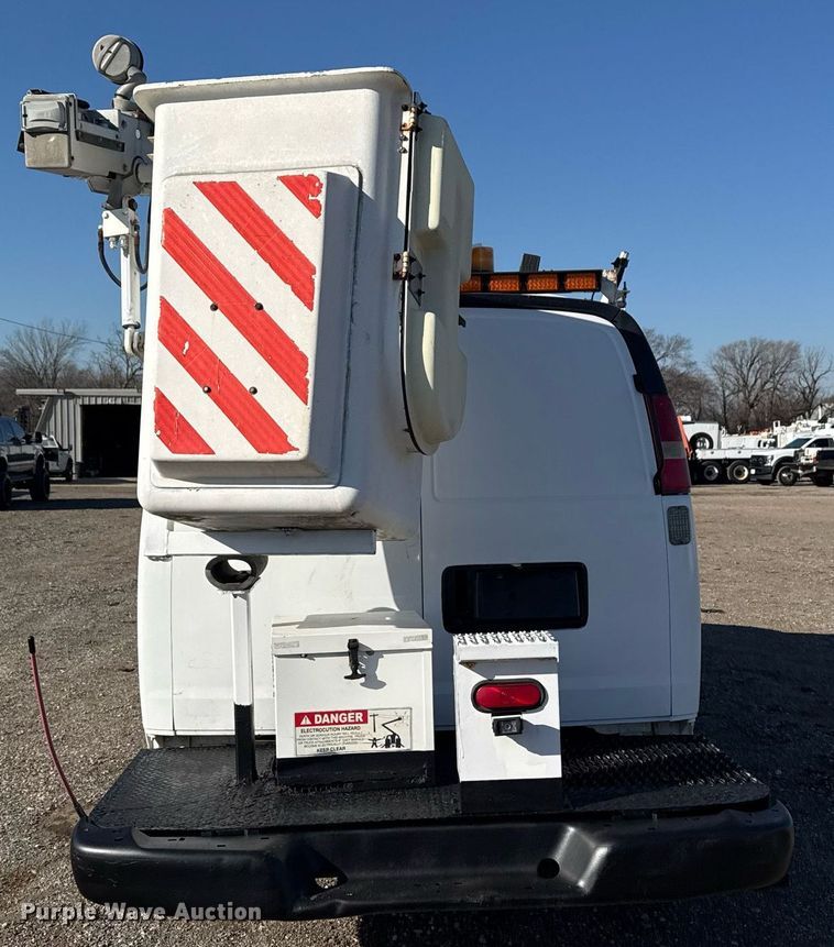 image for item EG2385 2007 Chevrolet  Express 3500 van with bucket lift