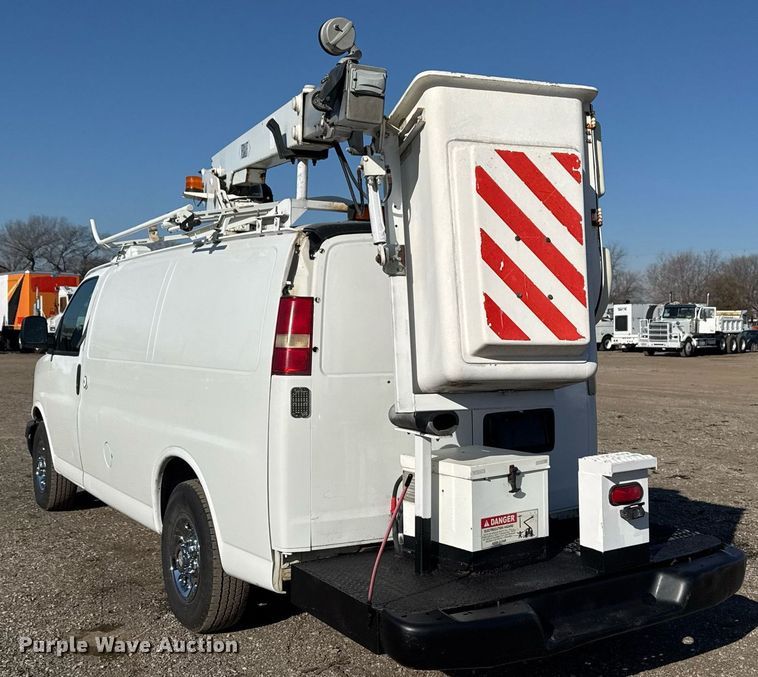 image for item EG2385 2007 Chevrolet  Express 3500 van with bucket lift
