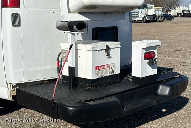 image for item EG2385 2007 Chevrolet  Express 3500 van with bucket lift