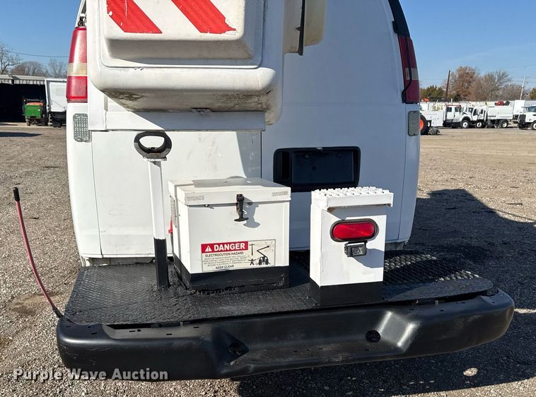 image for item EG2385 2007 Chevrolet  Express 3500 van with bucket lift