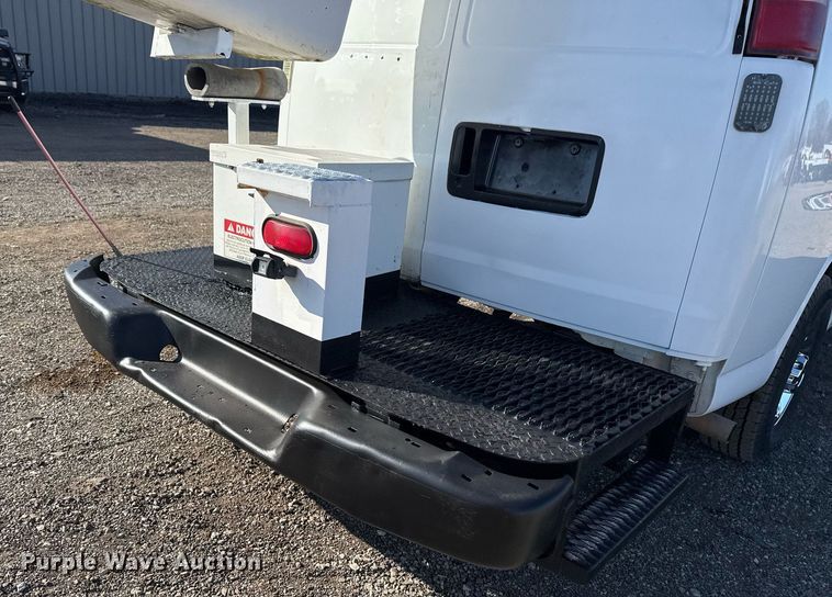image for item EG2385 2007 Chevrolet  Express 3500 van with bucket lift