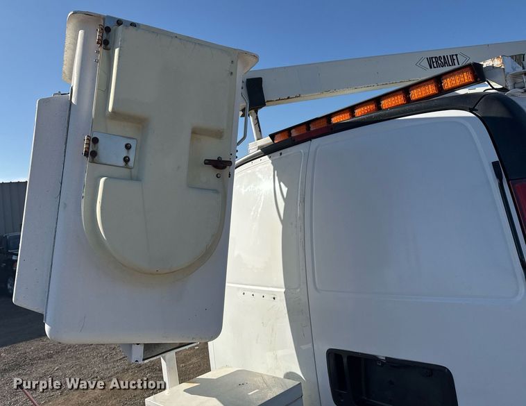 image for item EG2385 2007 Chevrolet  Express 3500 van with bucket lift