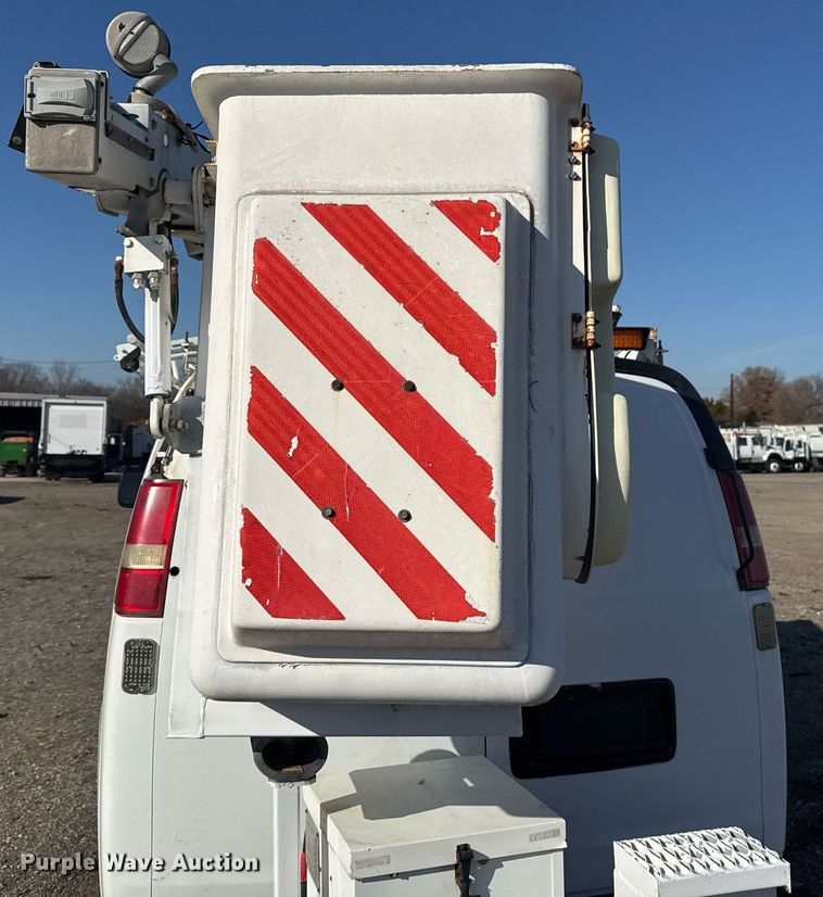 image for item EG2385 2007 Chevrolet  Express 3500 van with bucket lift