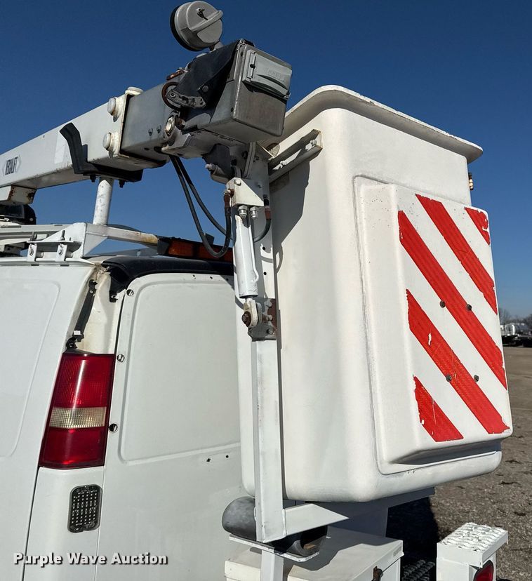 image for item EG2385 2007 Chevrolet  Express 3500 van with bucket lift