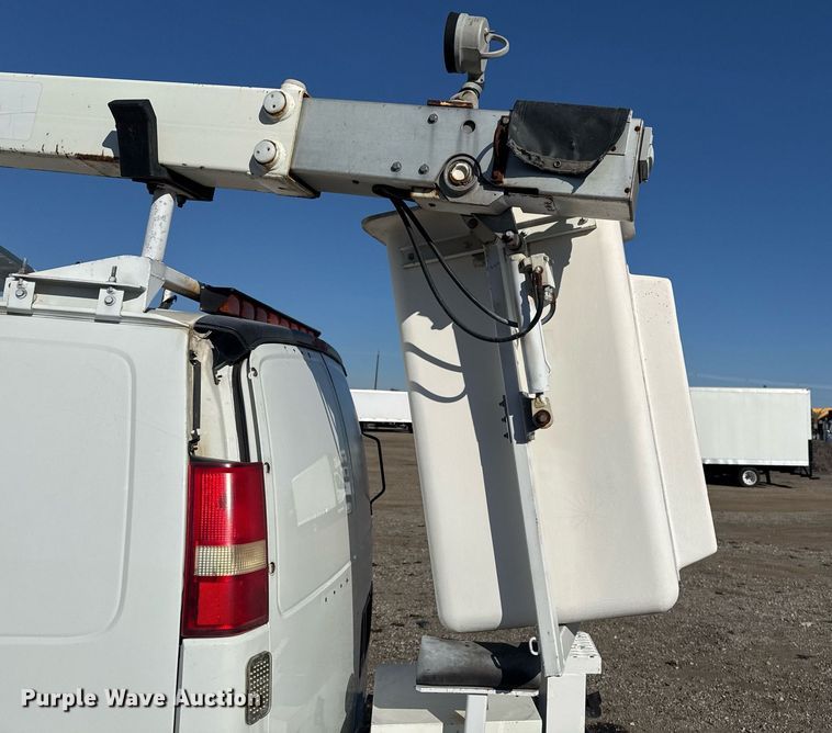 image for item EG2385 2007 Chevrolet  Express 3500 van with bucket lift