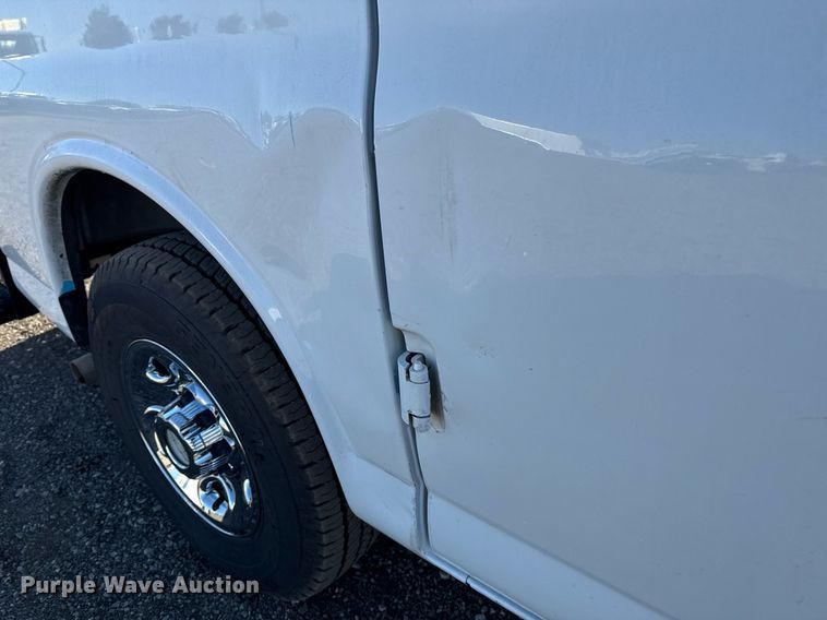 image for item EG2385 2007 Chevrolet  Express 3500 van with bucket lift