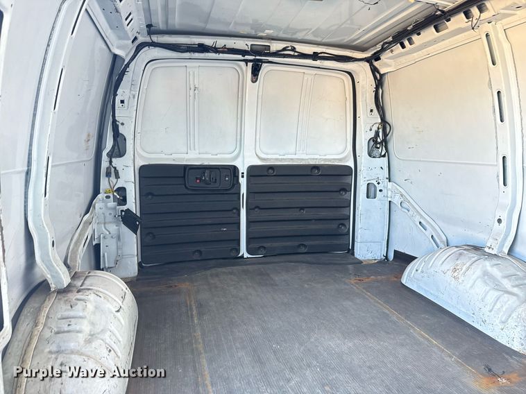 image for item EG2385 2007 Chevrolet  Express 3500 van with bucket lift