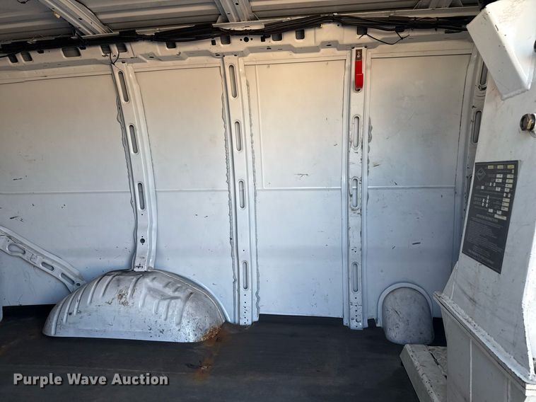 image for item EG2385 2007 Chevrolet  Express 3500 van with bucket lift