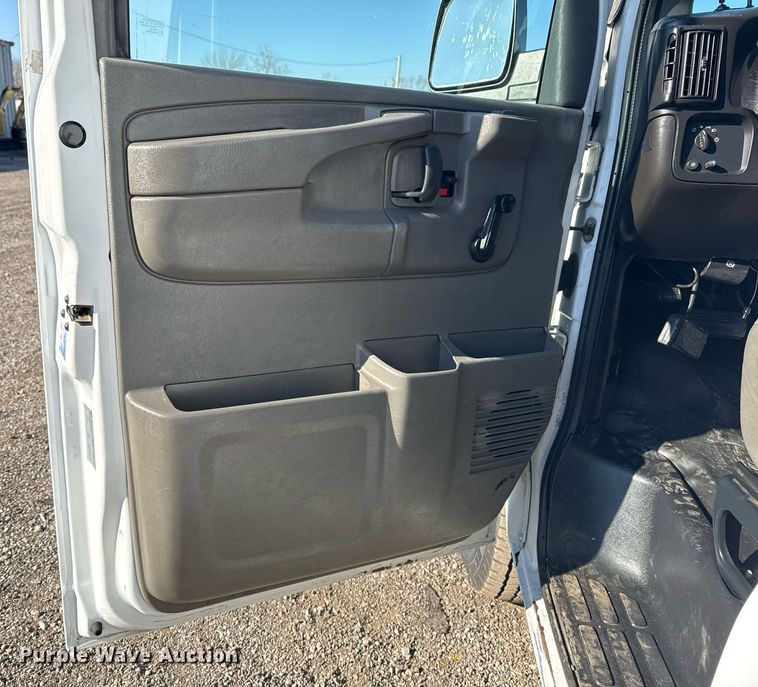 image for item EG2385 2007 Chevrolet  Express 3500 van with bucket lift