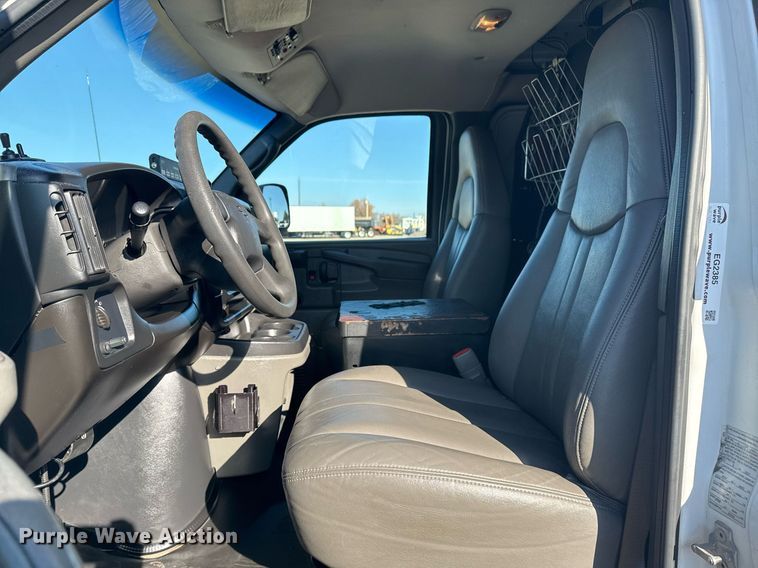 image for item EG2385 2007 Chevrolet  Express 3500 van with bucket lift