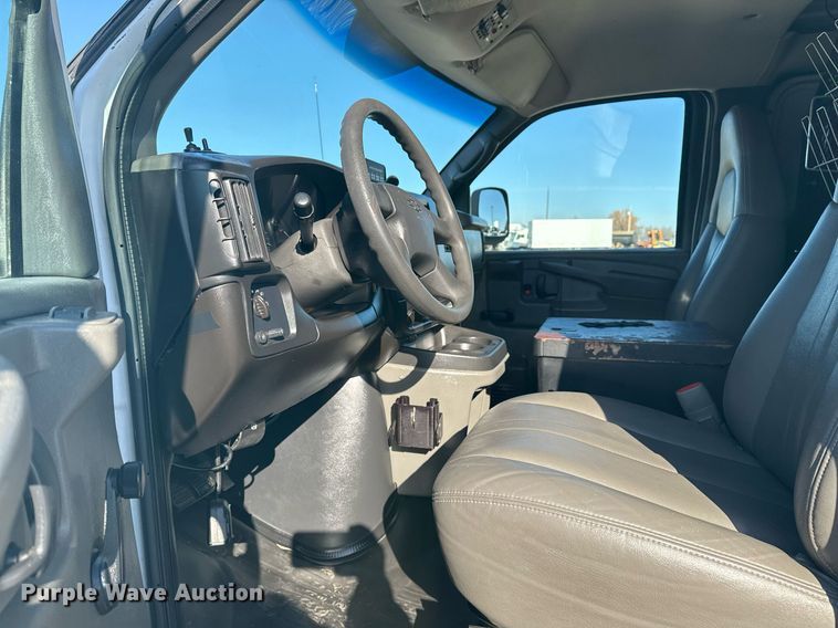 image for item EG2385 2007 Chevrolet  Express 3500 van with bucket lift