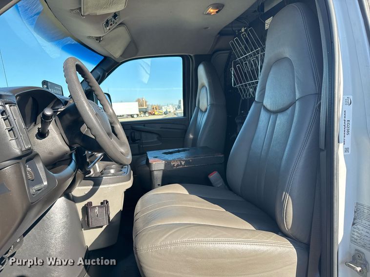 image for item EG2385 2007 Chevrolet  Express 3500 van with bucket lift