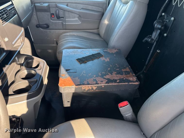 image for item EG2385 2007 Chevrolet  Express 3500 van with bucket lift