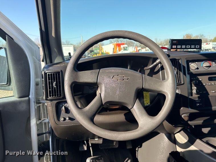 image for item EG2385 2007 Chevrolet  Express 3500 van with bucket lift