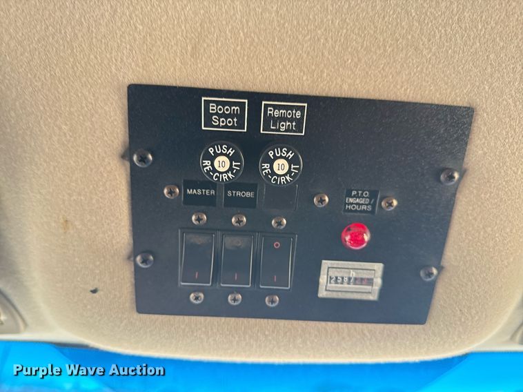 image for item EG2385 2007 Chevrolet  Express 3500 van with bucket lift