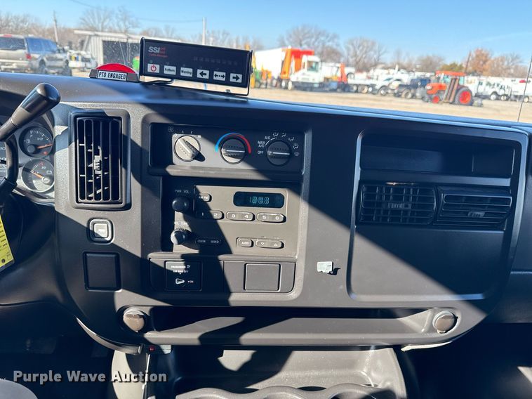 image for item EG2385 2007 Chevrolet  Express 3500 van with bucket lift