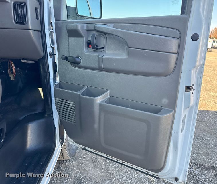 image for item EG2385 2007 Chevrolet  Express 3500 van with bucket lift