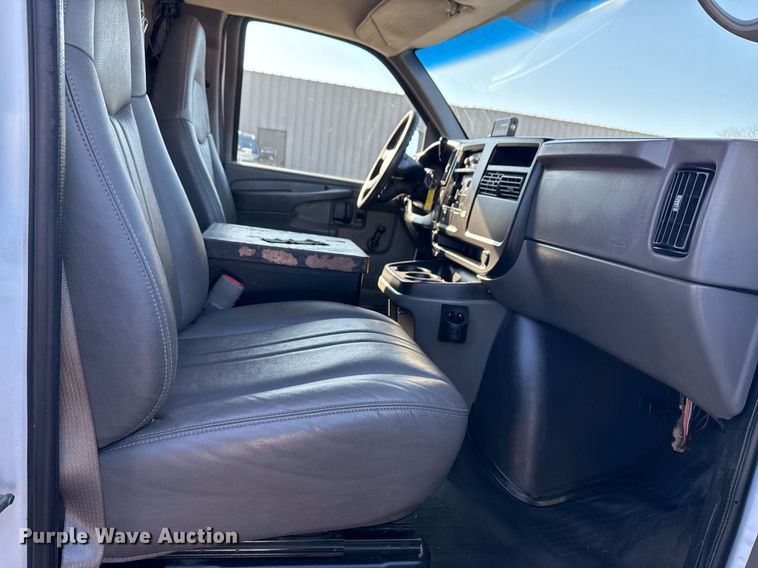 image for item EG2385 2007 Chevrolet  Express 3500 van with bucket lift