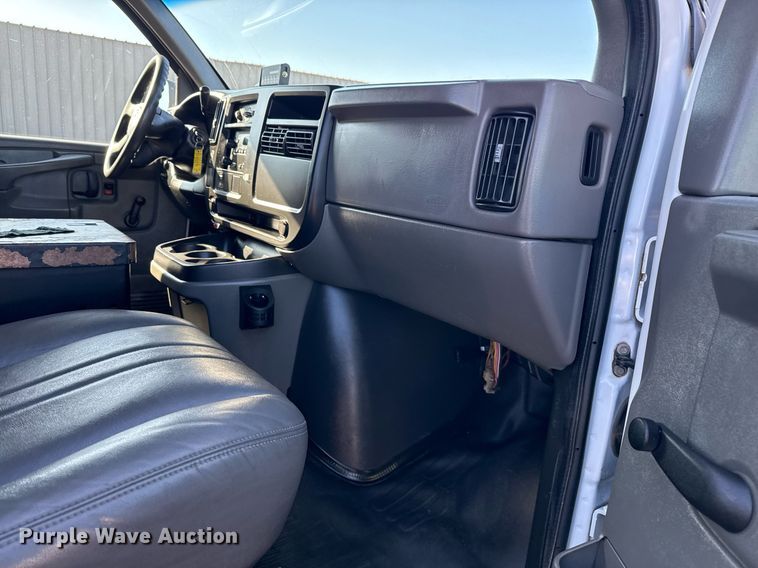 image for item EG2385 2007 Chevrolet  Express 3500 van with bucket lift