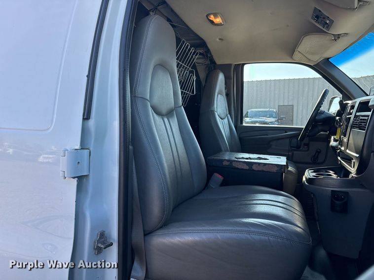 image for item EG2385 2007 Chevrolet  Express 3500 van with bucket lift