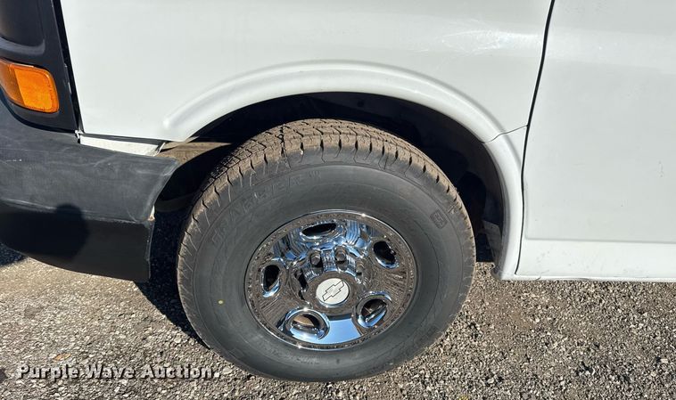 image for item EG2385 2007 Chevrolet  Express 3500 van with bucket lift