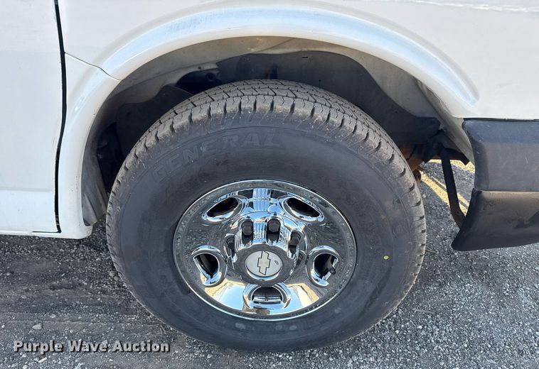 image for item EG2385 2007 Chevrolet  Express 3500 van with bucket lift