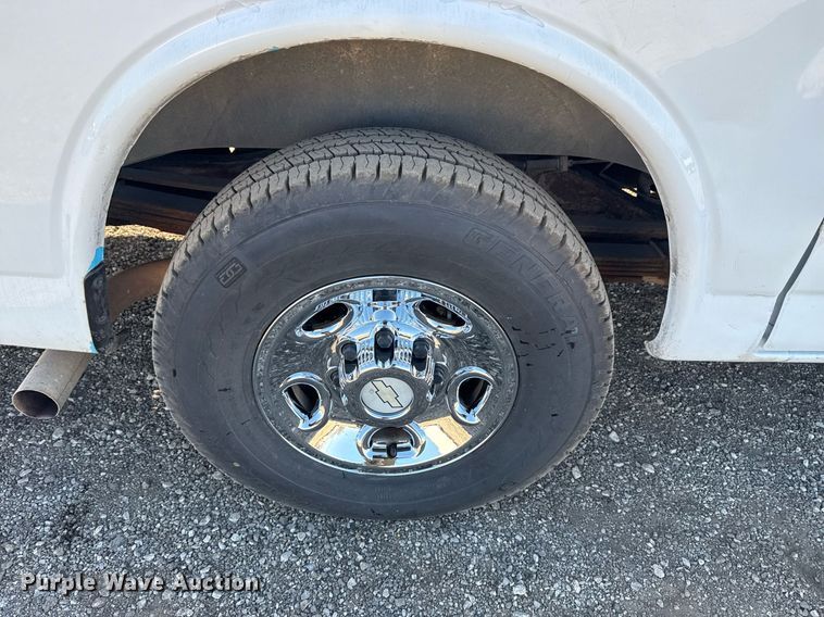image for item EG2385 2007 Chevrolet  Express 3500 van with bucket lift
