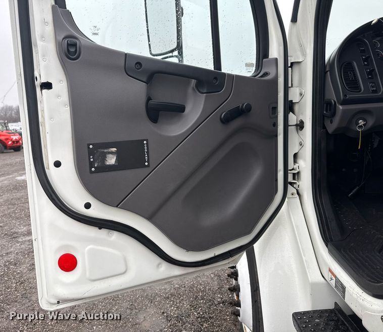 image for item EG2428 2014 Freightliner Business Class M2 flatbed truck