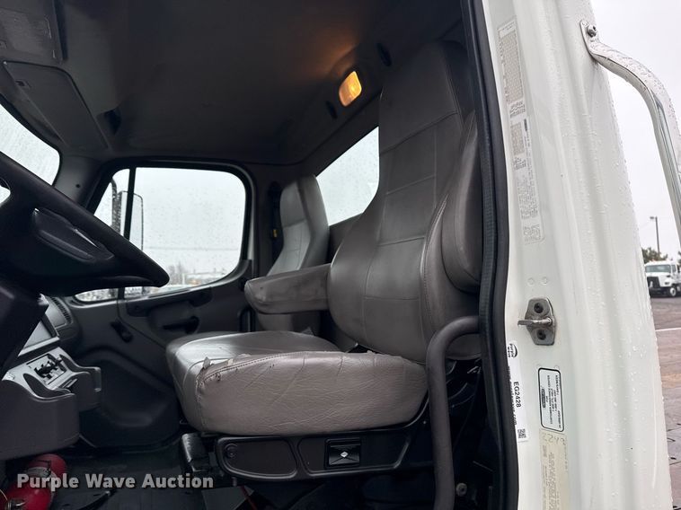 image for item EG2428 2014 Freightliner Business Class M2 flatbed truck