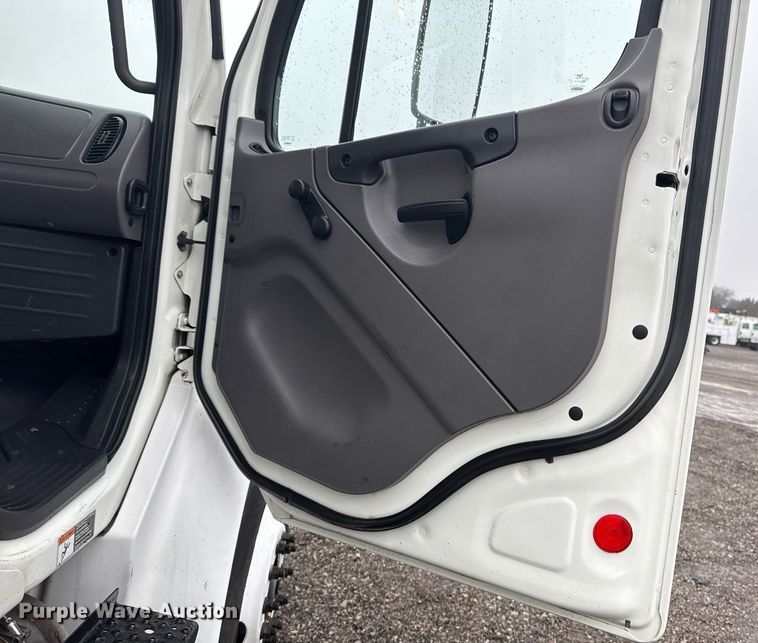 image for item EG2428 2014 Freightliner Business Class M2 flatbed truck