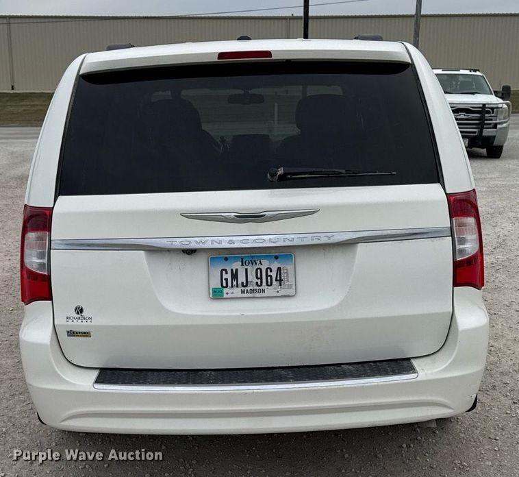 image for item EG7107 2013 Chrysler Town & Country van
