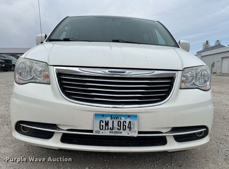 image for item EG7107 2013 Chrysler Town & Country van